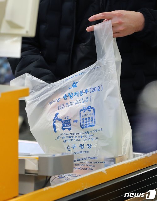 31일 서울의 한 대형마트에서 한 시민이 계산을 마친 물품을 일회용 비닐봉투가 아닌 종량제 봉투에 담고 있다. 2019.3.31/뉴스1 © News1