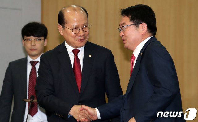 이종명 자유한국당 의원(가운데). 2019.4.15/뉴스1 © News1