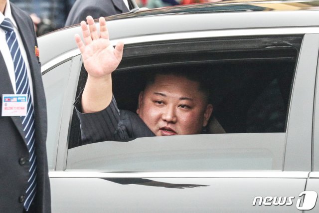 지난 2월 말 제2차 북미정상회담을 하루 앞두고 특별열차편으로 베트남 랑선성 동당역에서 전용차에 탑승해 한 김정은 북한 국무원장. © News1