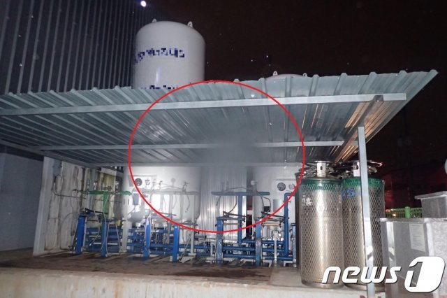 18일 오전 1시35분쯤 부산 남구 감만동의 한 산업용 가스제조 시설에서 산소 가스가 다량 누출됐다. 희뿌연 가스가 공기중에 뭉쳐 떠다니는 모습.(부산소방재난본부 제공)© 뉴스1