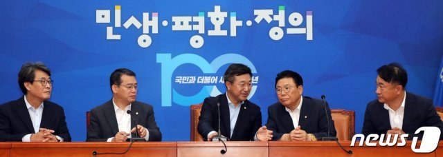 여야 5당 사무총장이 16일 국회에서 문재인 대통령-여야 5당 대표 청와대회동 관련 기자자회견을 하고 있다. 왼쪽 부터 김광수 민주평화당, 임재훈 바른미래당, 윤호중 더불어민주당, 박맹우 자유한국당, 권태홍 정의당. 2019.7.16/뉴스1 © News1