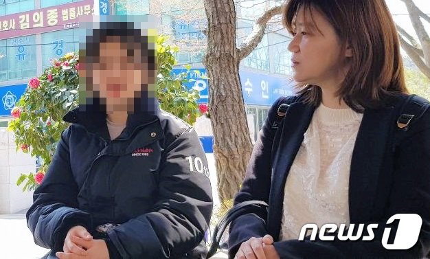 왼쪽부터 신유용 씨와 신 씨의 변호인 이은의 변호사. 사진=뉴스1