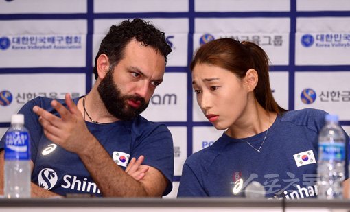 18일 충북 진천국가대표선수촌에서 한국 여자배구대표팀이 출전하는 ‘2020 도쿄 올림픽 세계예선전 E조 대회’를 앞두고 미디어데이가 열렸다. 라바리니 대표팀 감독(왼쪽)과 김연경이 대화를 나누고 있다. 진천｜김진환 기자 kwangshin00@donga.com