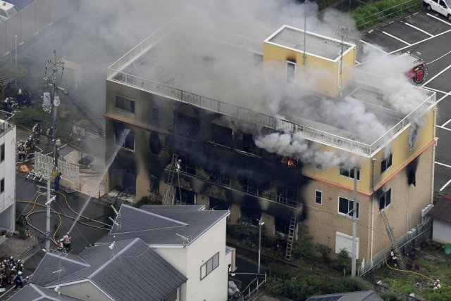 18일 일본 교토의 ‘교토 애니메이션’ 제1 스튜디오에서 방화로 추정되는 화재가 발생해 현장에서 소방대원들이 대응하고 있다. (교도 뉴스 via AP)