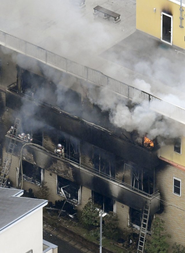 18일 일본 교토의 ‘교토 애니메이션’ 제1 스튜디오에서 방화로 추정되는 화재가 발생해 현장에서 소방대원들이 대응하고 있다.  (교도 뉴스 via AP)