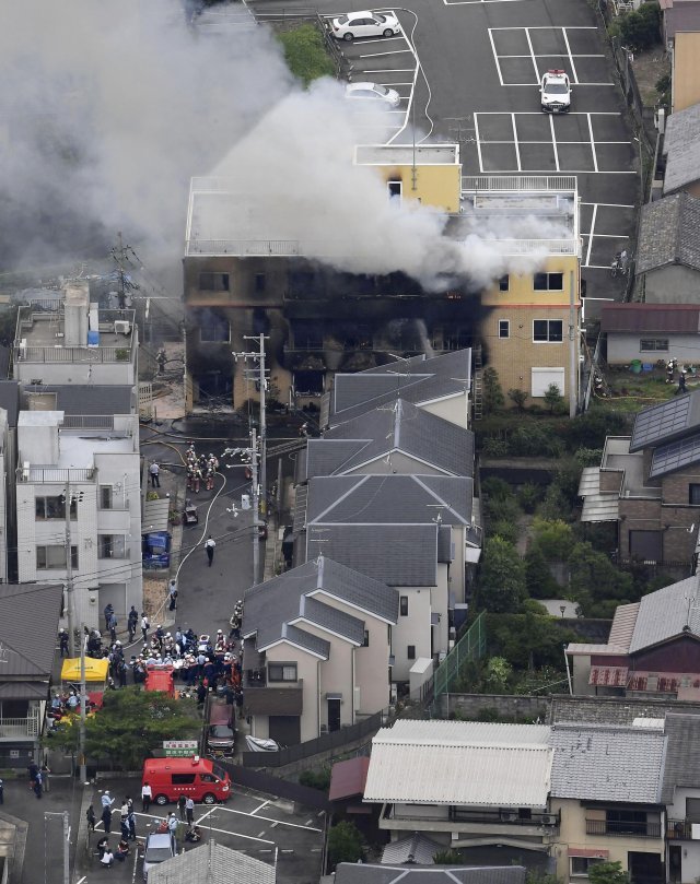 18일 일본 교토의 ‘교토 애니메이션’ 제1 스튜디오에서 방화로 추정되는 화재가 발생해 현장에서 소방대원들이 대응하고 있다. (교도 뉴스 via AP)