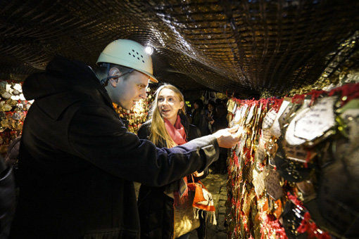 자신의 소망을 담은 황금패를 살펴보는 외국인 관광객. 사진제공｜광명시