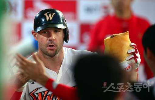 18일 인천 SK행복드림구장에서 ‘2019 신한은행 MY CAR KBO리그’ SK 와이번스와 LG 트윈스의 경기가 열렸다. 4회말 무사에서 SK 로맥이 좌월 솔로 홈런을 쏘아 올린 뒤 동료들의 환영을 받고 있다. 인천｜김민성 기자 marineboy@donga.com