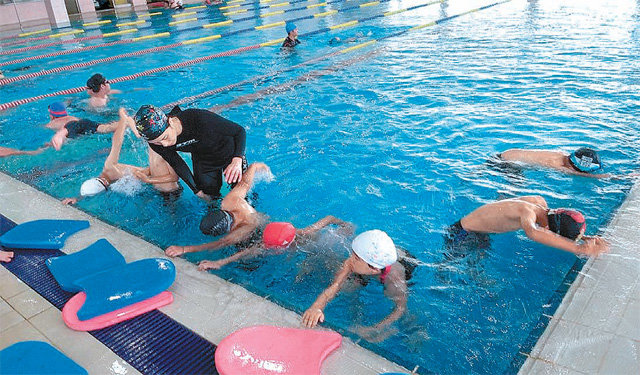 강원 삼척시 장호초교 전교생은 매주 목요일 수영 교육을 받는다. 11월까지 하루 2시간씩 총 25차례, 50시간의 교육을 받을 예정이다. 장호초교 제공