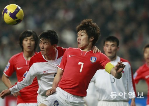 2022카타르월드컵으로 가는 길목에서 남북 축구가 정면충돌한다. 한국은 17일 열린 ‘2022년 카타르월드컵 및 2023년 아시안컵 통합 예선 조추첨’에서 H조에 배정, 레바논·북한·투르크메니스탄·스리랑카와 한 조에 편성됐다. 사진은 2009년 남아공월드컵 예선 때 박지성(7번)이 북한 이광철과 볼 다툼을 하고 있는 모습. 동아일보DB