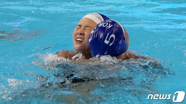 대한민국 라이언하나윤이 18일 오후 광주 광산구 남부대학교에서 열린 ‘2019 광주 세계수영선수권대회’ 여자 수구 예선 B조 대한민국-캐나다 경기에서 골을 넣은 경다슬과 기쁨을 만끽하고 있다. 2019.7.18/뉴스1 © News1