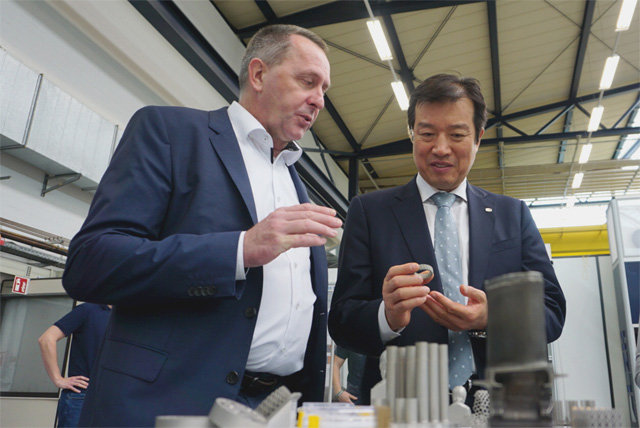 독일 하노버 레이저센터(LZH)를 방문한 한국기계연구원 강건용 부원장(오른쪽)이 슈테판 카일러 LZH 소장과 레이저 가공 제품을 같이 둘러보고 있다. 한국기계연구원 제공