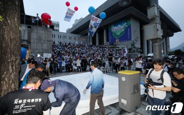 우리공화당 당원들이 16일 오전 서울 세종문화회관 앞에 설치한 천막을 자진 철거하고 있다. © News1