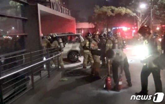 70대 남성이 19일 일본대사관이 입주한 서울 종로구 중학동 한 빌딩 앞 인도에 차를 세우고 불을 붙여 중상을 입었다. 사진=뉴스1(종로소방서 제공)