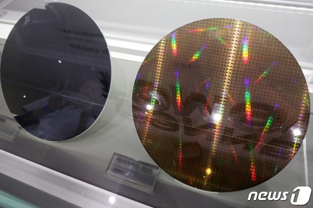 서울 서초구 삼성전자 딜라이트에 전시된 반도체 웨이퍼./뉴스1 © News1