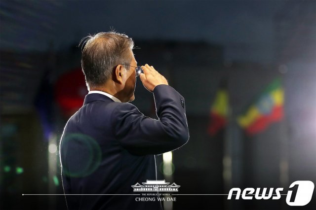 문재인 대통령이 1일 서울 용산구 전쟁기념관 평화의 광장에서 열린 제70주년 국군의 날 기념식에서 경례를 하고 있다. (청와대 페이스북) 2018.10.1/뉴스1