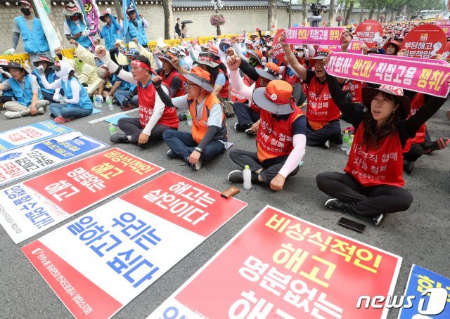 톨게이트 요금수납 노동자들과 민주일반연맹 조합원들이 17일 오후 서울 종로구 청와대 사랑채 앞에서 열린 톨게이트 요금수납노동자 직접고용쟁취 결의대회에서 구호를 외치고 있다. 2019.7.17/뉴스1 © News1