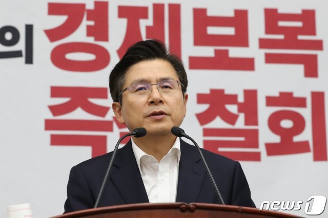 황교안 자유한국당 대표가 19일 오후 서울 여의도 국회에서 열린 의원총회에서 모두발언을 하고 있다. © News1