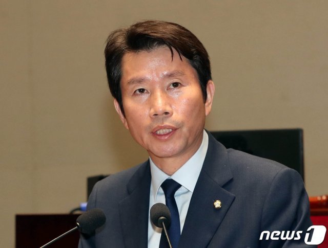 이인영 더불어민주당 원내대표가 19일 서울 여의도 국회에서 열린 의원총회에서 발언하고 있다. 2019.7.19/뉴스1 © News1