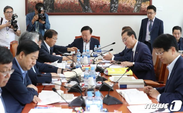 김재원 국회 예산결산특별위원장이 19일 오전 서울 여의도 국회에서 열린 2019년도 추가경정예산안등조정소위원회의를 주재하고 있다. 2019.7.19/뉴스1 © News1