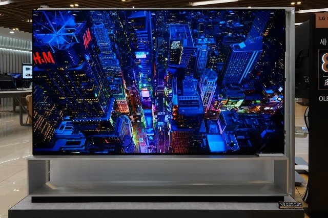 대형 패널을 탑재한 8K OLED TV에 대한 관심이 늘어나는 추세다. (출처=IT동아)