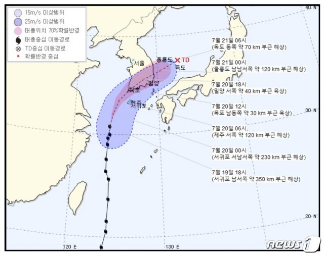 기상청에 따르면 태풍 다나스는 19일 오후 6시 기준 제주 서귀포 남서쪽 약 350㎞ 부근 해상에서 시속 30㎞ 속도로 북진하고 있다. 사진은 다나스 예상 이동경로(기상청 제공)2019.7.19/뉴스1© 뉴스1
