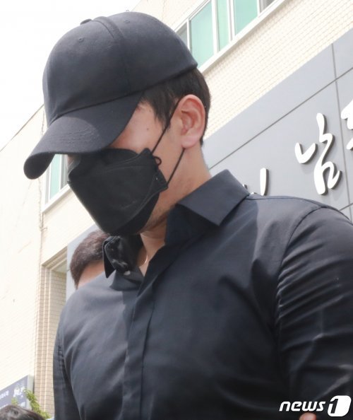 인천 도심 한복판에서 수차례 음란행위를 한 혐의로 입건된 인천 전자랜드 정병국 선수(35)가 19일 오후 영장실질심사를 받기위해 인천 남동경찰서를 나서고 있다.뉴스1