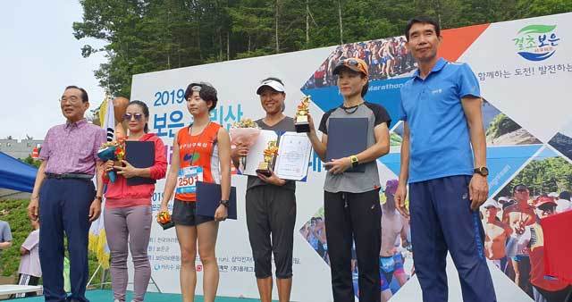 7월 14일 보은속리산힐링알몸마라톤대회 10km에서 우승한 뒤 시상식에 선 김현자 씨(오른쪽에서 두번째). 김현자 씨 제공.