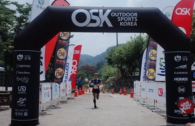 7월13일 열린 OSK인제정글트레일 20km에서 1위로 골인하고 있는 김현자 씨. OSK인제정글트레일 대회조직위 제공.