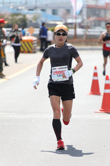 3월 31일 열린 제29회 315마라톤대회에서 질주하고 있는 김현자 씨. 김현자 씨 제공.