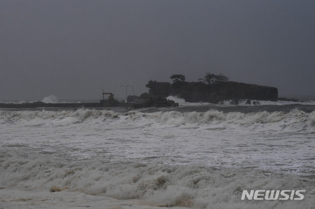 20일 오전 제5호 태풍 ‘다나스(DANAS)’가 북상하고 있는 가운데 경남 남해군 남면인근 해변에 높은 파도가 몰아치고 있다.뉴시스