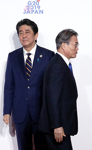 아베 신조 일본 총리, 문재인 대통령(왼쪽부터). 사진=동아일보DB