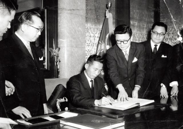 1965년 6월 22일 체결된 한일협정 문서에 서명하는 당시 박정희 대통령. [동아DB]