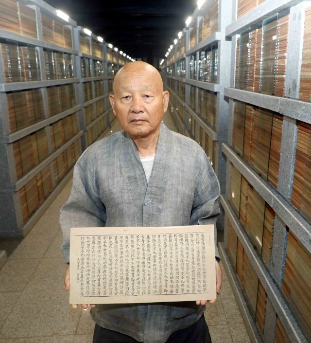 통도사 방장 성파 스님이 장경각에서 16만장의 도자대장경을 둘러보고 있다.