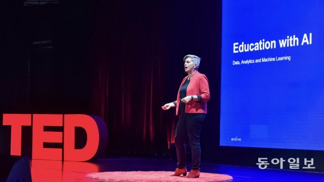 지난 19일, WCG 2019 Xi‘an에서는 중국 최초의 TED 행사가 진행됐다. 이날 행사에 참석한 캐서린 모어(Chatherine Mohr) 박사가 ‘Level up’을 주제로 신체의 확장성에 따른 기술적인 혁신과 발전에 대해 이야기하고 있다. 이번 강연은 TED 역사상 최초로 라이브 스트리밍으로 전세계 팬들에게 전해졌다.