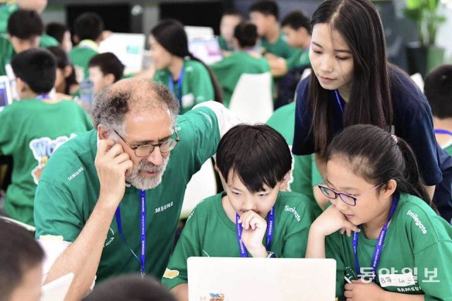 지난 20일, WCG 2019 Xi‘an ‘스크래치 크리에이티브 챌린지’가 진행됐다. 미첼 레스닉 교수(왼쪽 첫번째)가 중국 어린이들에게 스크래치 활용법을 알려주고 있다. ‘스크래치 크리에이티브 챌린지’는 코딩 프로그램 ‘스크래치’와 ‘레고’를 통해 어린이들의 창의력을 함양시킬 수 있도록 마련된 행사로 이번 행사에는 중국 시안시 내 초, 중학교에서 초청된 20개 팀(총 60명)의 어린이들이 참가했다