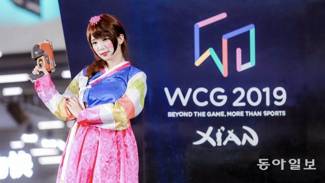지난 19일, WCG 2019 Xi‘an에서 시선을 사로잡는 게임 캐릭터로 분장한 참가자가 포즈를 취하고 있다