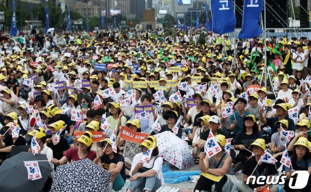 (서울=뉴스1) 21일 오후 서울 광화문광장에서 열린 자율협사립고 청소년 동아리 문화축제에서 학부모와 학생들이 자사고 재지정 취소 철회를 촉구하는 피켓을 흔들고 있다. 서울지역 8개 자사고 학부모들로 구성된 자사고 학부모연합회는 8개 자사고에 대한 청문이 진행되는 내일부터 사흘간 서울시교육청 앞에서 매일 집회를 열고 지정 취소 철회를 촉구할 예정이다. 2019.7.21/뉴스1