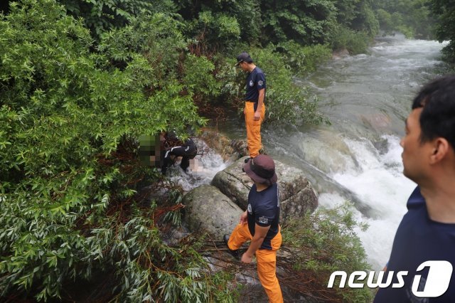 경남 거창군 한 계곡에서 손을 씻던 60대가 급류에 휩쓸려 실종됐다가 숨진 채 발견됐다. (경남소방본부 제공)2019.7.21 /© 뉴스1