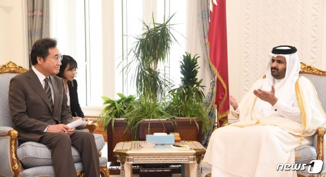 이낙연 총리가 압둘라 부국왕과 만나 환담을 나누고 있다.(총리 페이스북)