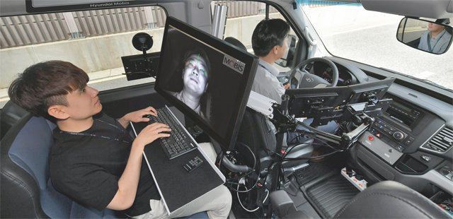 연구원들이 적외선 카메라로 운전자의 동공 추적과 안면 인식이 가능한 ‘운전자 부주의 경보시스템’을 시험하고 있다. 현대모비스 제공