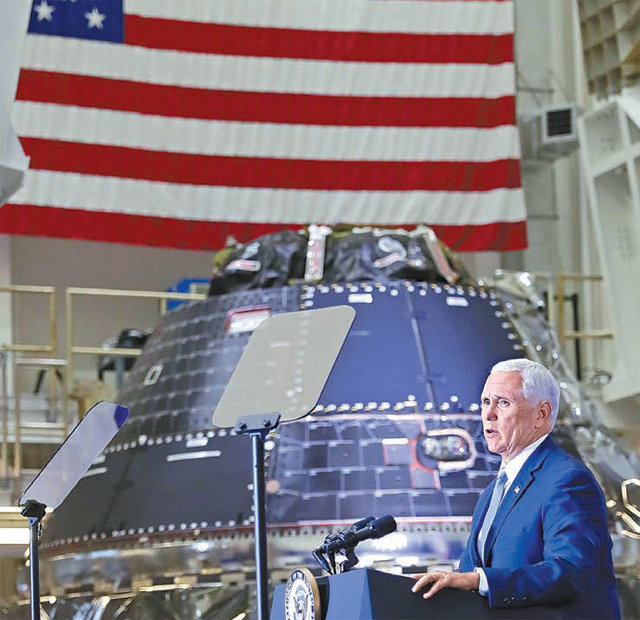 마이크 펜스 미국 부통령이 20일(현지 시간) 인류 달 착륙 50주년을 맞아 플로리다주 케이프커내버럴의 미 항공우주국(NASA) 케네디 우주 센터에서 열린 기념식에서 연설을 하고 있다. 그 뒤로 NASA가 2024년유인 달 탐사에 활용하기 위해 개발 중인 다목적 유인 우주선 ‘오리온’이 보인다. 케이프커내버럴=AP 뉴시스