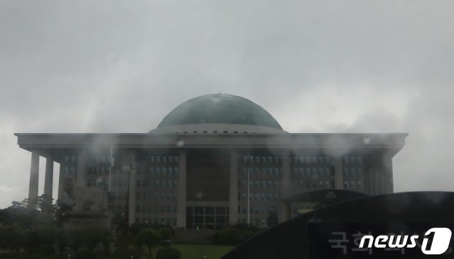 비가 내린 21일 서울 여의도 국회의사당 위로 먹구름이 드리워져 있다. 한편 지난 19일 6월 임시국회 기간이 끝나서 추가경정예산(추경)안 처리는 일단 무산됐다. © News1