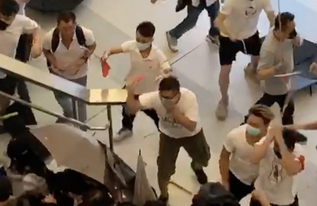하얀 티셔츠를 입을 친중시위대가 치하철 역에서 반중시위대를 공격하고 있다. - 웨이보 갈무리