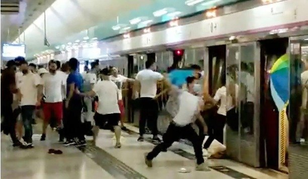 지하철 안까지 따라가 폭행을 하고 있는 친중 시위대 - 웨이보 갈무리