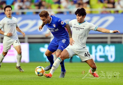 지난 21일 경기도 수원월드컵경기장에서 열린 ‘하나원큐 K리그1 2019’ 수원 삼성과 성남 FC의 경기에서 수원 타가트(왼쪽)와 성남 임승겸이 볼 다툼을 벌이고 있는 모습. 스포츠동아DB