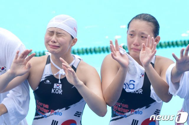 여자 수구 대표팀 주장 김예진과 윤예린이 22일 오전 광주 남부대학교에서 열린 2019 광주 세계수영선수권대회 쿠바와의 15~16위 결정전이 끝난 뒤 관중들에게 인사하고 있다. 2019.7.22 /뉴스1 © News1