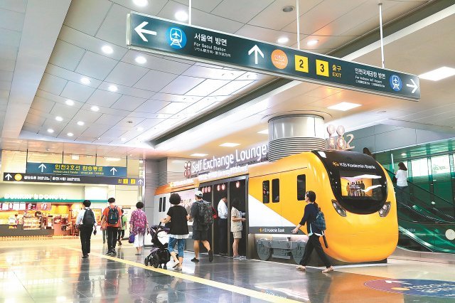 공항철도 검암역 역사 내 문을 연 ‘무인환전센터’ 2호점은 열차 모형의 디자인을 적용해 꾸며졌다. KB국민은행 제공
