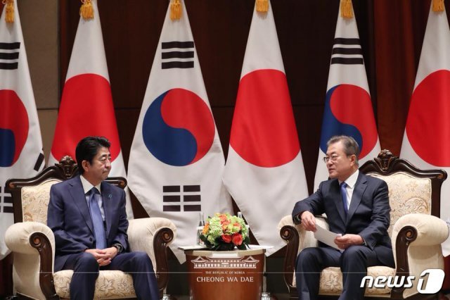문재인 대통령이 미국 뉴욕 파커 호텔에서 아베 신조 일본 총리를 만나 환담을 하고 있다. (청와대 페이스북) 2018.9.25/뉴스1