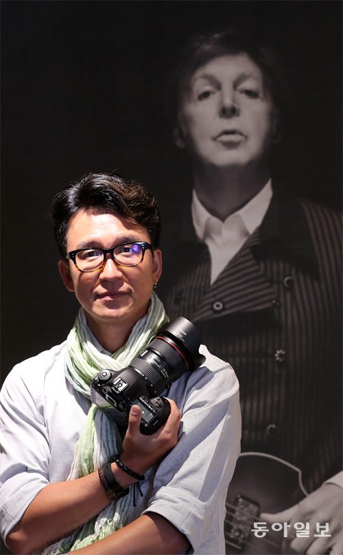 22일 서울 강남구 한 갤러리에서 만난 폴 매카트니의 전속 사진가 김명중 씨는 “영국 사진가들과 뜨겁게 경쟁하고 치열하게 맥주를 마신 게 성공의 비결”이라며 웃었다. 전영한 기자 scoopjyh@donga.com